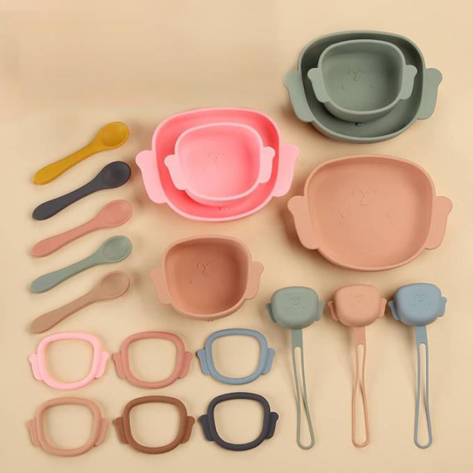 O bebê ajustado de alimentação ajusta o bebê feito sob encomenda do silicone 7 dos grupos partes da placa da sução com a bacia e o babador da colher do alimentador do comida para bebê