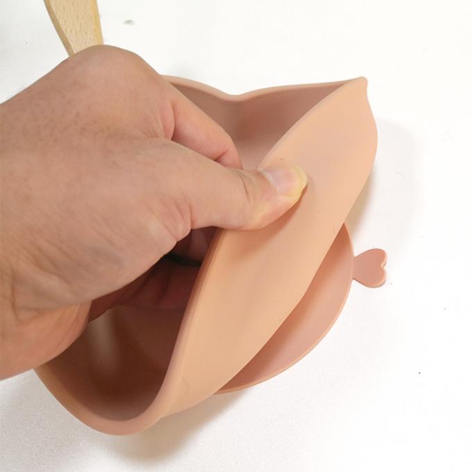 personalize a placa da sução do silicone do jantar ajustada para o bebê que alimenta com colher de madeira