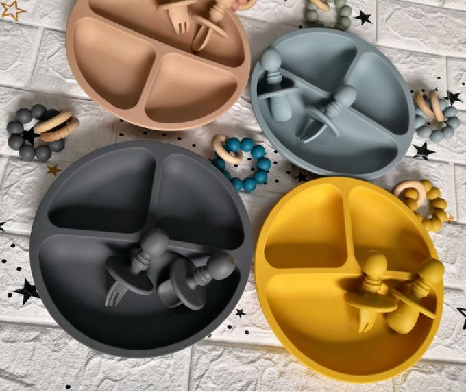 Colher e forquilha de alimentação do grupo do bebê por atacado placas de jantar portáteis Eco-amigáveis do bebê do silicone com divisor