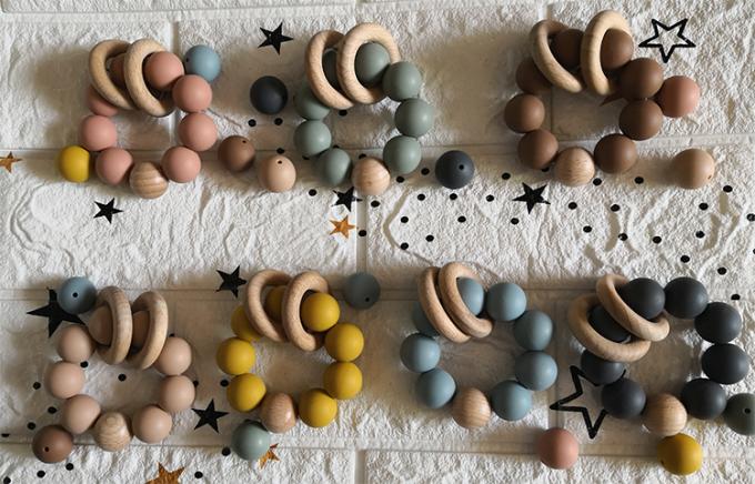 Teether feito sob encomenda do bebê do silicone dos brinquedos dos grânulos do silicone com o bracelete 2 de madeira